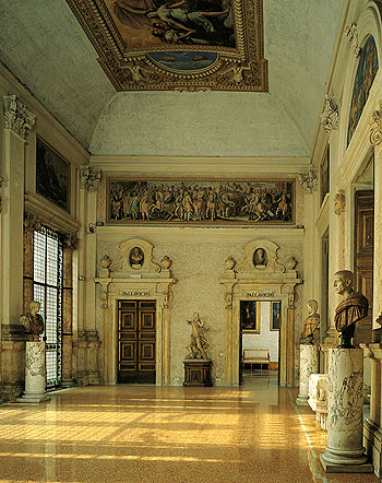 La scala, con i busti e le statue, vista dal piano del giardino